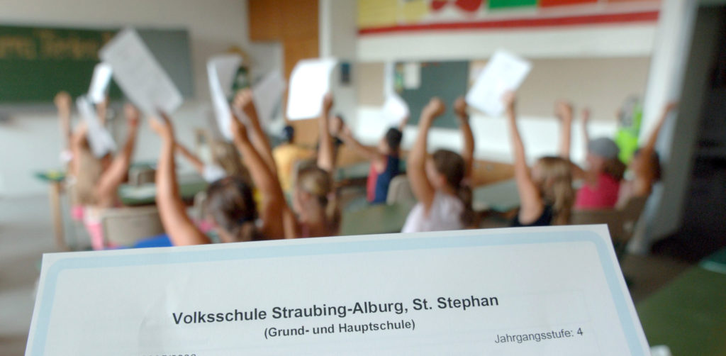 Endlich geschafft: Zeugnistag für Viertklässler an einer Grundschule im niederbayerischen Straubing