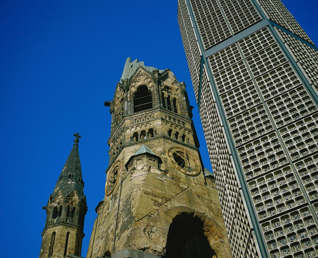 Der zerstörte Turm der Gedächtniskirche ist eine der vielen heute noch sichtbaren Spuren des Zweiten Weltkriegs in Berlin.