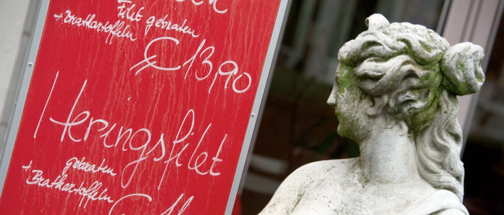 Wer sich nicht einigen kann, setzt schließlich Moos an: Statue vor einem Restaurant in Binz auf Rügen.